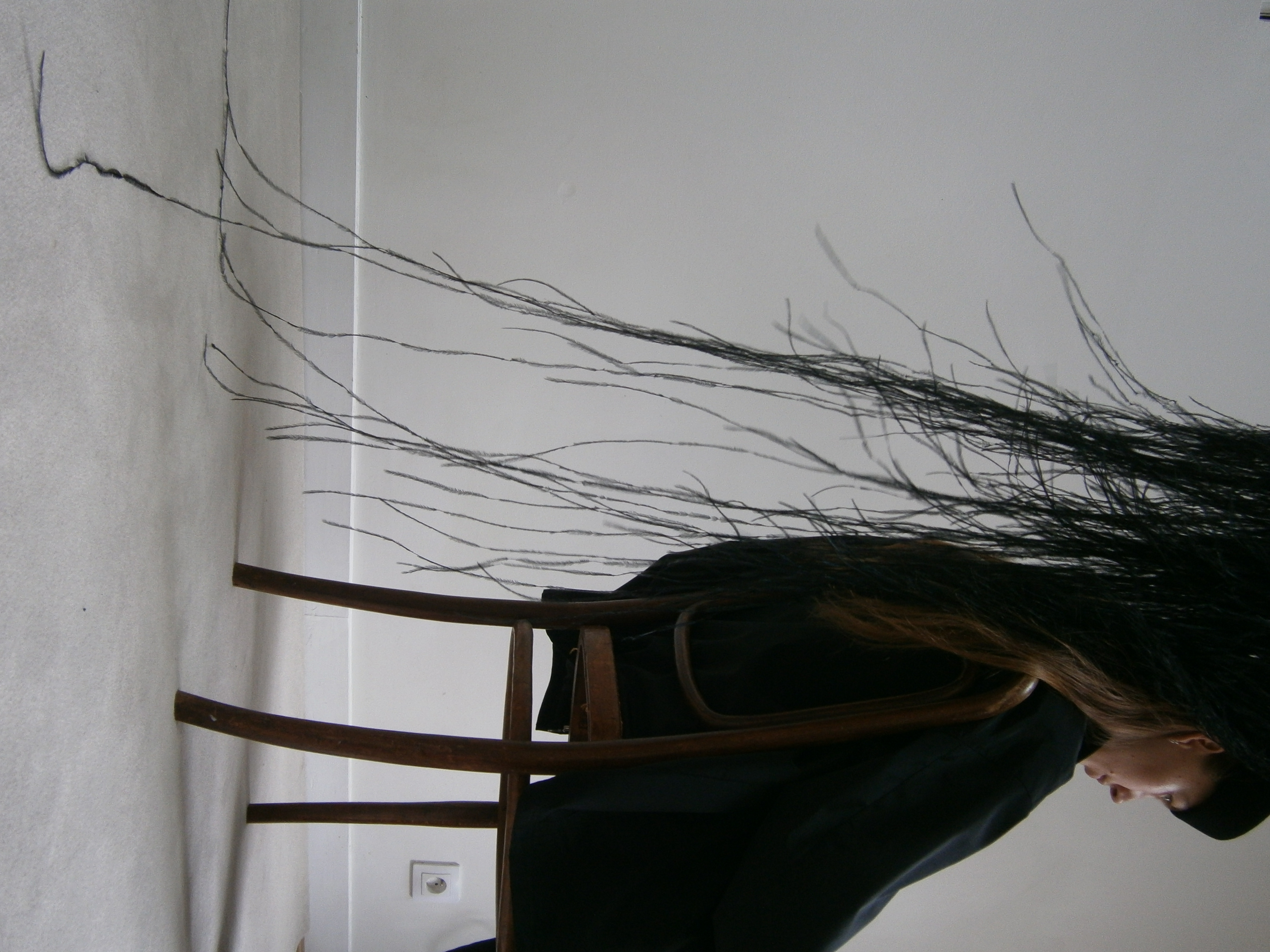 Single ostrich feather toque